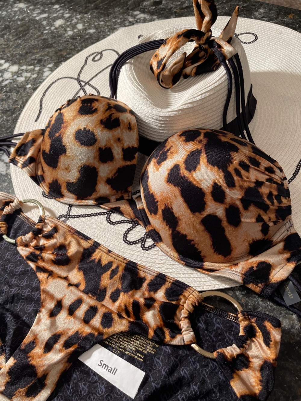 Victoria Secrets bikini bombshell 32DD and S hoop bottoms - Picture 3 of 16